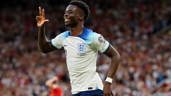 Selebrasi Bukayo Saka usai mencetak gol ketiganya ke gawang Makedonia Utara pada laga Grup A Kualifikasi Piala Eropa 2024 di Old Trafford, Selasa (20/6/2023) dini hari WIB.