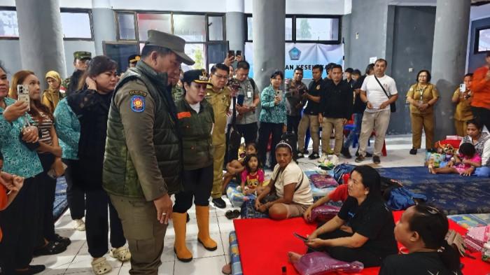 YSK temui warga korban bencana di Siau. Foto 3