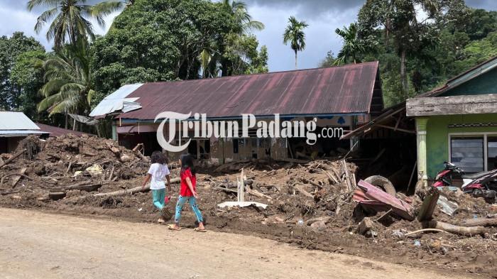 BANJIR BANDANG AGAM- Penampakan anak-anak korban bencana sedang berjalan di tengah permukiman yang luluh lantak akibat banjir bandang di Kecamatan Palembayan, Kabupaten Agam, Sumatera Barat, Selasa (9/12/2025).