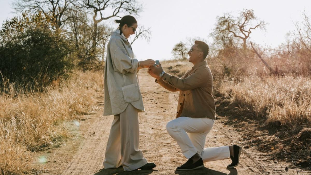 DARMA MANGKULUHUR - Darma Mangkuluhur melamar Patricia Schuldtz di Afrika, momen itu diunggah di Instagram pada Senin (11/8/2025).