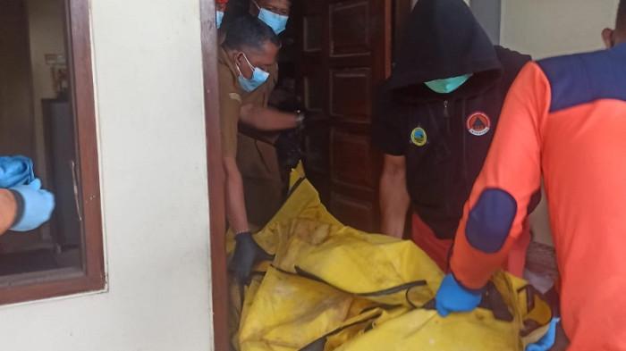 Evakuasi - Petugas saat mengevakuasi jenazah Cristiana Sari, di sebuah rumah kosan di kawasan Gang Pipit Asri No 86, Banjar Tegehe, Desa Batubulan, Kecamatan Sukawati, Gianyar, Bali, Senin 5 Januari 2026.