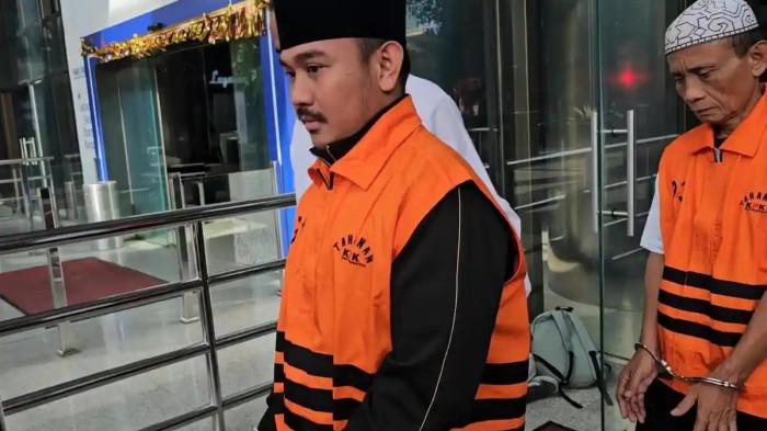 MENYESAL - Bupati Bekasi Ade Kuswara dan sang ayah HM Kunang diperiksa usai jadi tersangka di Gedung KPK, Jakarta, Senin (22/12/2025). Saat itu, Ade titip pesan untuk Dedi Mulyadi.