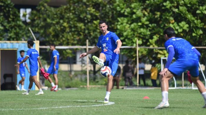 THOM HAYE BERLATIH - Pemain baru Persib Bandung Thom Haye sudah ikut berlatih, Rabu (10/9/2025).