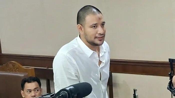 AMMAR ZONI - Ammar Zoni menghadiri sidang perkara dugaan peredaran narkotika di Rutan Salemba di Pengadilan Negeri Jakarta Pusat, Kamis (18/12/2025). Ammar Zoni mengungkap dugaan penyiksaan fisik yang dialaminya saat proses pemeriksaan awal setelah ditangkap petugas lapas.