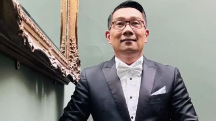 POLEMIK RIDWAN KAMIL - Mantan Gubernur Jawa Barat, Ridwan Kamil memakai jas hitam rapi berpose tegap dibagikan di akun Instagram-nya pada Minggu (14/7/2024). Kini masa depan politik Ridwan Kamil di ujung tanduk, mimpi Calon Wakil Presiden mereduk setelah skandal beruntun, pengamat mengungkap prediksinya soal elektabilitas yang merosot, dan berbagai kemungkinan lain.