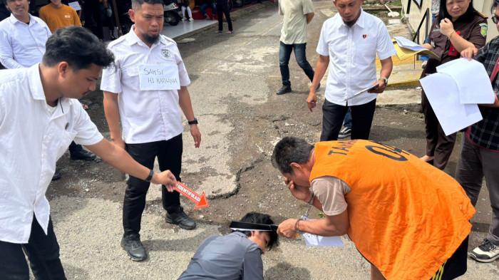 Kakak Bunuh Adik - Rekonstruksi kasus pembunuhan kakak bunuh adik yang terjadi di Desa Pokkang, Mamuju beberapa waktu lalu. Rekonstruksi ini dilaksanakan di halaman Polresta Mamuju pada Rabu (7/1/2026).