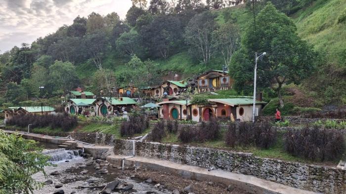 PBB MENUNGGAK - Suasana objek wisata Kampung Durian yang berlokasi di Desa Datar Lebar, Kecamatan Taba Penanjung, Kabupaten Bengkulu Tengah, Sabtu (27/12/2025). Wisata Kampung Durian, diketahui belum melunasi kewajiban Pajak Bumi dan Bangunan (PBB) tahun 2025.