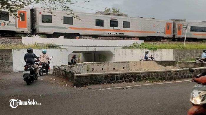 Kereta api melintas di atas Trowong, Sragen yang merupakan perlintasan tidak sebidang kereta api