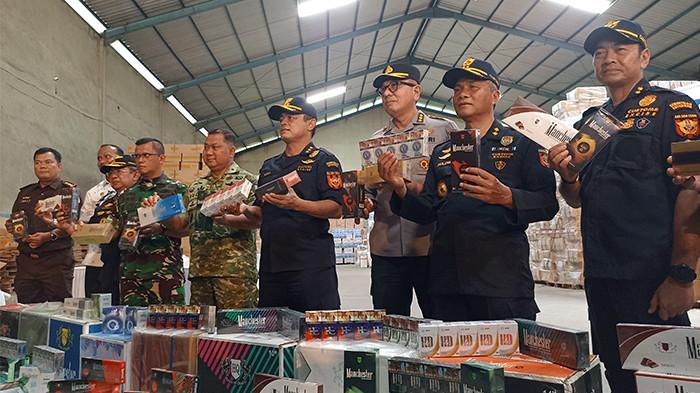 Ekspos pengungkapan gudang rokok ilegal di Kota Pekanbaru oleh Bea dan Cukai bersama instansi terkait, Rabu (7/1/2026)/Rizky Armanda
