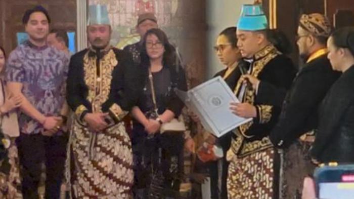 KOLASE. Lembaga Dewan Adat (LDA) menobatkan KGPH Hangabehi menjadi Pakubuwono XIV penerus tahta Keraton Solo, Kamis (13/11/2025) di Sasana Handrawina. Foto Kiri: KGPAA Hamangkunegoro menyatakan ia telah berdiri sebagai Pakubuwono XIV di depan jenazah ayahnya sebelum diberangkatkan pada Rabu (5/11/2025).