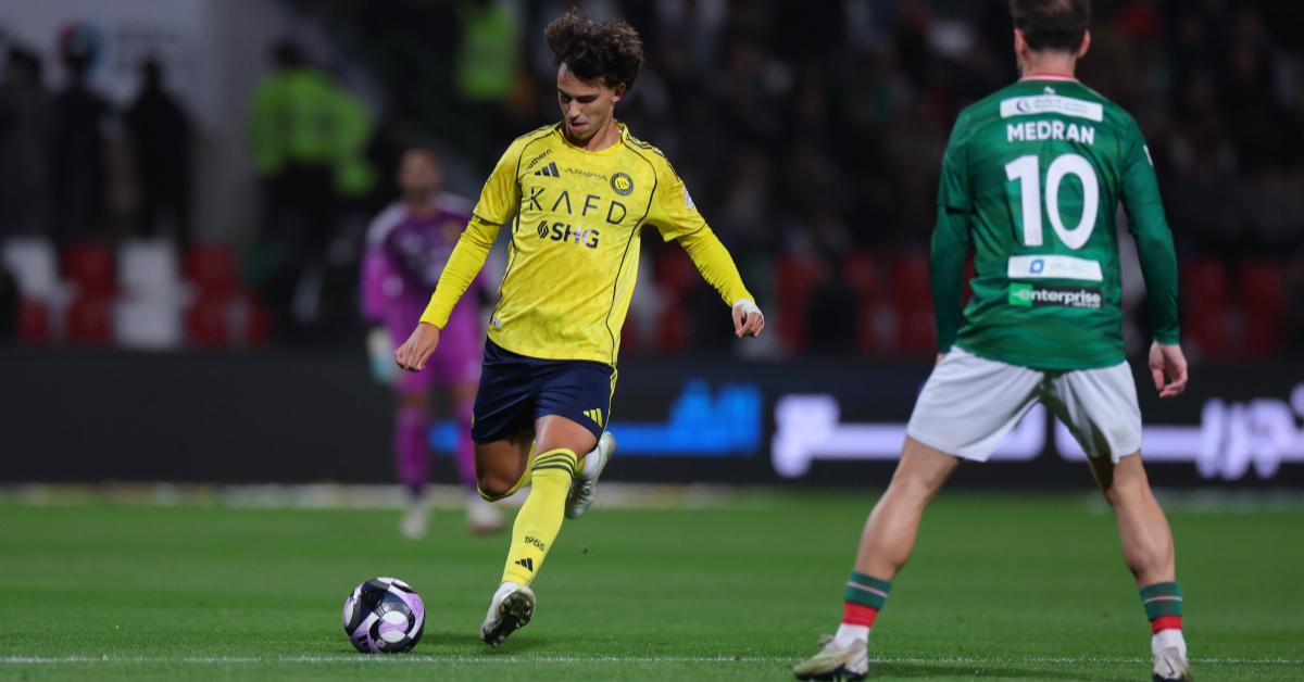 MENENDANG BOLA - Pemain Al Nassr, Joao Felix menendang bola saat melawan Al Ettifaq di Liga Arab Saudi 2025/2026 pada Rabu (31/12/2025) dini hari WIB.