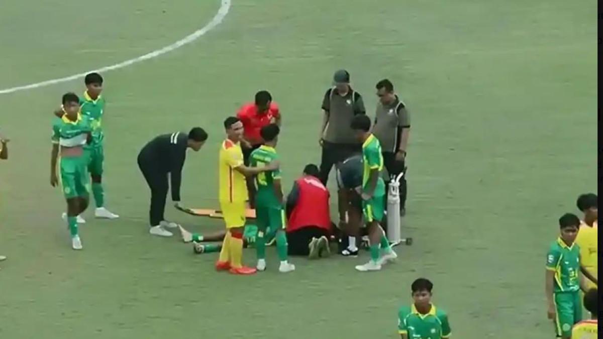 TENDANG BRUTAL - Pemain Perseta 1970 Tulungagung, Firman Nugraha terkapar usai dadanya kena tendangam brutal pemain PS Putra Jaya Pasuruan, Muhammad Hilmi Gimnastiar di Stadion Gelora Bangkalan, Jawa Timur pada Senin (5/1/2026). Kini ia dilarang bermain sepak bola seumur hidu