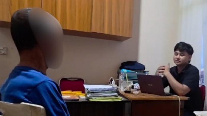 PENCABULAN ANAK KANDUNG - ML (58), ayah di Kota Pontianak, Kalimantan Barat yang tega cabuli anak kandungnya sendiri saat diperiksa di Mapolres Kubu Raya pada Rabu 7 Januari 2026. ML hampir diamuk massa usai sang anak memberontak.