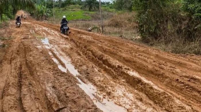 JALAN RUSAK - Kondisi ruas jalan poros Kumpang Kecamatan Hulu Gurung ke Riam Tapang Kecamatan Silat Hulu, saat ini rusak parah, termasuk jembatan, Rabu 7 Januari 2026. Namun kondisi tersebut harus terpaksa dilewati oleh masyarakat setempat, karena akses jalan satu-satunya untuk menuju ibukota kecamatan.