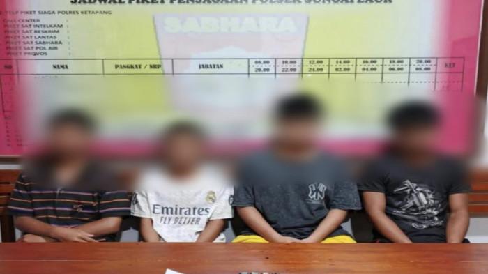 KASUS NARKOBA - Empat siswa SMP diamankan di Mapolsek Sungai Laur, Kabupaten Ketapang, Kalimantan Barat, setelah diduga terlibat penyalahgunaan narkoba di ruang kelas sekolah. Polisi turut mengamankan sejumlah barang berupa bong, pipet, plastik klip, dan korek api, sementara hasil tes urine keempat siswa dinyatakan negatif narkotika.