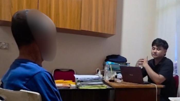 KASUS PENCABULAN - Pelaku (ML) saat diinterogasi oleh pihak kepolisian Polres Kubu Raya, dan langsung diamankan, Rabu 7 Januari 2025.