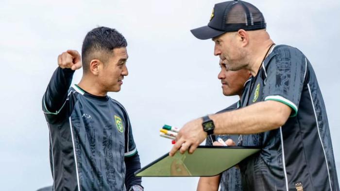 Pelatih baru Persebaya, Bernardo Tavares (kanan) berdiskusi dengan tim pelatih Persebaya dalam sesi latihan perdananya bersama Persebaya di Lapangan ABC Kompleks Stadion GBT, Selasa (6/1/2026) sore.