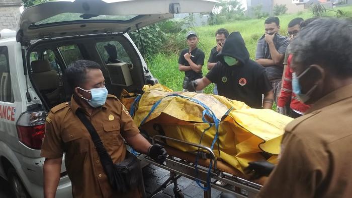 Evakuasi: Petugas saat mengevakuasi jenazah Cristiana Sari di sebuah rumah kosan di kawasan Gang Pipit Asri No 86, Banjar Tegehe, Desa Batubulan, Kecamatan Sukawati, Gianyar, Bali, Senin 5 Januari 2026.