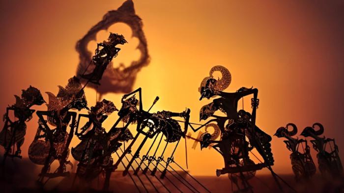 PERTEMPURAN- Ilustrasi pertunjukan kesenian wayang kulit yang menampilkan sebuah pertempuran, dimana tokoh bernama Bismo gugur dalam peperangan.