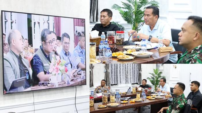Wali Kota Pariaman Yota Balad bersama unsur Forkopimda dan jajaran OPD mengikuti rapat koordinasi penanganan dampak bencana hidrometeorologi secara daring dengan Gubernur Sumatera Barat Mahyeldi Ansharullah, dari Balai Kota Pariaman, Senin (5/1/2026) malam.