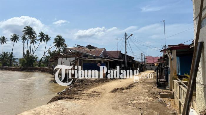 TABIANG BANDA GADANG- Pemandangan pascabencana di Komplek Griya Permata 2, Kelurahan Tabing Banda Gadang, Kecamatan Nanggalo, Kota Padang, Sumatera Barat, mengalami perubahan signifikan pada Rabu (7/1/2026). Bendera putih yang sebelumnya berkibar sebagai simbol permintaan tolong dan keputusasaan warga kini telah diturunkan, seiring dengan dimulainya langkah konkret perbaikan infrastruktur di kawasan terdampak banjir tersebut.