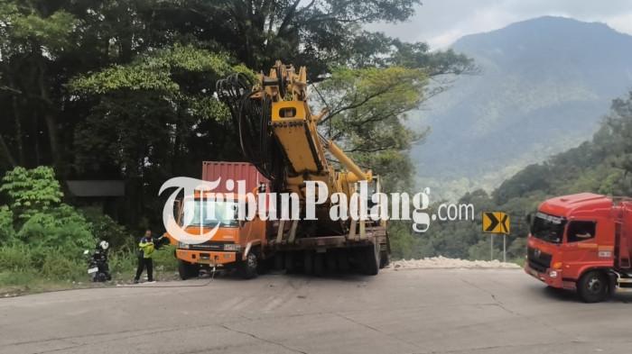 KECELAKAAN BERUNTUN- Kecelakaan beruntun terjadi di Kelok Banto, Sitinjau Lauik, Kecamatan Lubuk Kilangan, Kota Padang, Rabu (7/1/2026).
