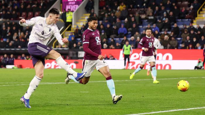 Penyerang Manchester United, Benjamin Sesko menendang bola ke arah gawang Burnley