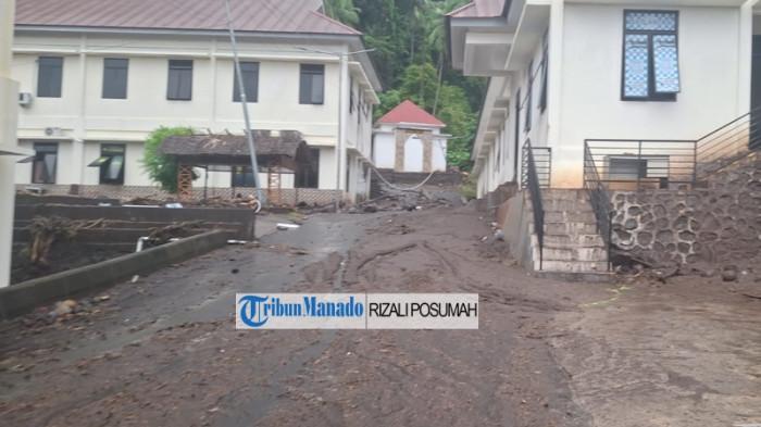BANJIR BANDANG - Mapolres Sitaro, Kelurahan Paseng, Siau Barat, Sitaro, Sulawesi Utara, pasca bencana banjir bandang, Rabu (7/1/2026). Total ada 206 unit bangunan yang ikut terdampak banjir bandang di Siau, Kabupaten Sitaro, Provinsi Sulawesi Utara. Dari jumlah tersebut 30 rumah dilaporkan hilang terbawa banjir. 52 rumah rusak berat. 29 rumah rusak sedang dan 89 lainnya rusak ringan.