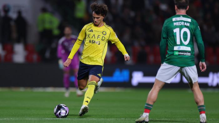MENENDANG BOLA - Pemain Al Nassr, Joao Felix menendang bola saat melawan Al Ettifaq di Liga Arab Saudi 2025/2026 pada Rabu (31/12/2025) dini hari WIB.
