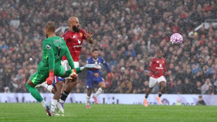 MU VS CHELSEA - Aksi Penyerang Manchester United, Bryan Mbeumo (kiri) diadang kiper Chelsea, Robert Sanchez pada pertandingan pekan kelima Liga Inggris di Old Trafford, Minggu (21/9/2025) dini hari WIB.