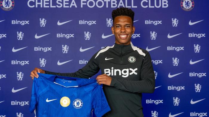 Estevao, yang tahun lalu menyetujui kesepakatan untuk bergabung dengan Chelsea dari Palmeiras, telah tiba di Cobham.
