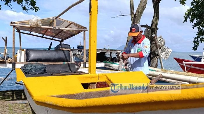 nelayan Manado sibuk memperbaiki perahunya darat di Kawasan Megamas
