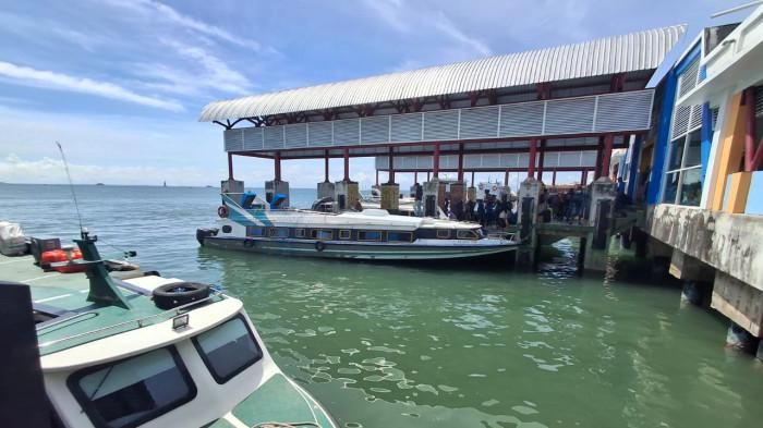 JADWAL SPEEDBOAT – Tampak aktivitas sejumlah penumpang di Pelabuhan Tengkayu I Tarakan, yang siap berangkat menggunakan speedboat pilihan menuju rute tujuan hari ini. Terdapat lima speedboat reguler yang akan bertolak dari Tarakan ke Tanjung Selor mulai siang hingga sore hari ini, Kamis (8/1/2026). TRIBUNKALTARA.COM/ANDI PAUSIAH