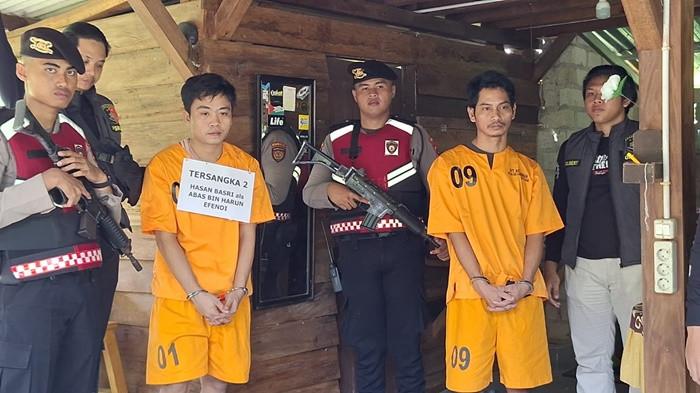 REKONSTRUKSI -- Kedua tersangka Martin dan Hasan, saat melakukan rekonstruksi di TKP pembunuhan pondom korban di kawasan Dealova, Kelurahan Air Kepala Tujuh, Kecamatan Gerunggang, Pangkalpinang, Kamis (9/10/2025).