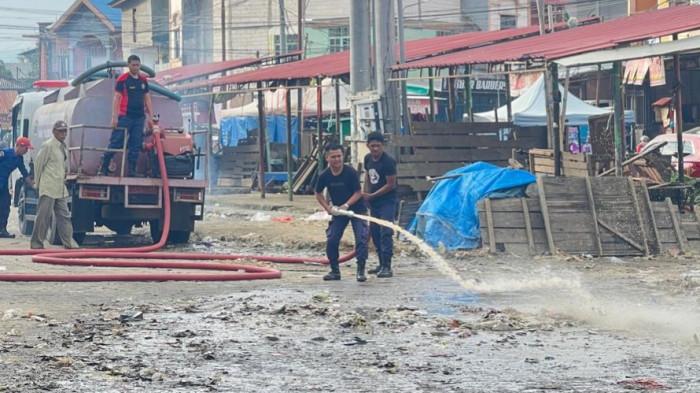 Petugas Damkar Polman siram air lindi dari tumpukan sampah di Pasar Wonomulyo