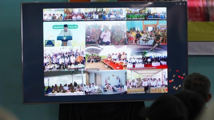 Gubernur Jambi, Al Haris bersama Kapolda Jambi, Irjen Pol. Krisno Halomoan Siregar hadiri Tasyakuran Swasembada Pangan  secara virtual dari Gedung Pertemuan Kelompok Tani Usaha Sepakat Desa Pudak, Kecamatan Kumpeh Ulu, Kabupaten Muaro Jambi, Rabu (07/01/2026).