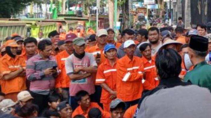 AKSI MASSA - Ratusan petugas kebersihan di Kota Jambi saat melakukan aksi massa di kawasan Tugu Keris Siginjai, Senin (5/1/2026).