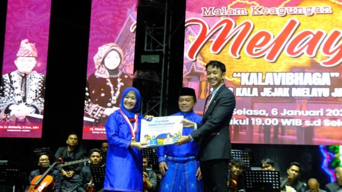 Gerakan Jambi Berpantun meraih Rekor MURI setelah berhasil menghimpun 104.005 pantun dari 20.375 peserta di seluruh kabupaten dan kota di Provinsi Jambi.