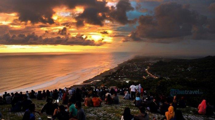 Pengunjung bersantai sembari menunggu matahari terbenam di Bukit Watugupit atau Bukit Paralayang, Minggu (31/3/2019). Tempat ini hanya berjarak sekitar 2 kilometer dari pantai Parangtritis.