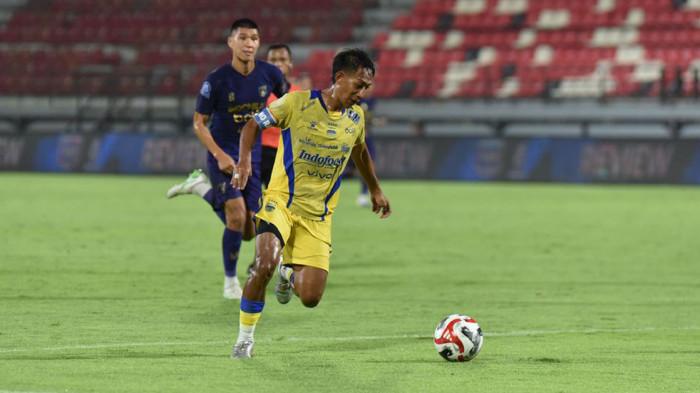 MENGGIRING BOLA - Pemain Persib Bandung, Beckham Putra menggiring bola saat melawan Persita dalam matchday ketujuh Super League di Stadion Kapten I Wayan Dipta, Gianyar, Sabtu (27/9/2025) malam. Persib kalah dengan skor 2-0.