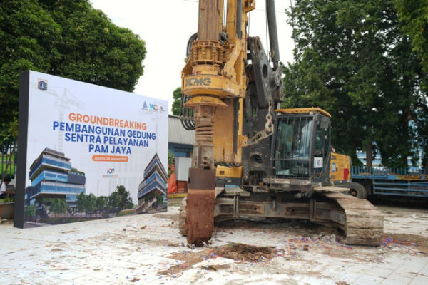 PAM JAYA memulai pembangunan Gedung Sentra Pelayanan yang ditandai dengan acara groundbreaking di kawasan IPA Pejompongan I, Jakarta Pusat, Kamis (8/1/2026). Foto: PAM JAYA