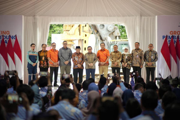 PAM JAYA memulai pembangunan Gedung Sentra Pelayanan yang ditandai dengan acara groundbreaking di kawasan IPA Pejompongan I, Jakarta Pusat, Kamis (8/1/2026). Foto: PAM JAYA