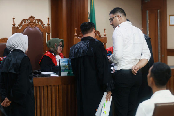 Terdakwa Ammar Zoni maju ke hadapan hakim ketua sidang saat menjalani sidang terkait penyalahgunaan narkotika di Pengadilan Negeri Jakarta Pusat, Jakarta, Kamis, (8/01/2026). Foto: Agus Apriyanto