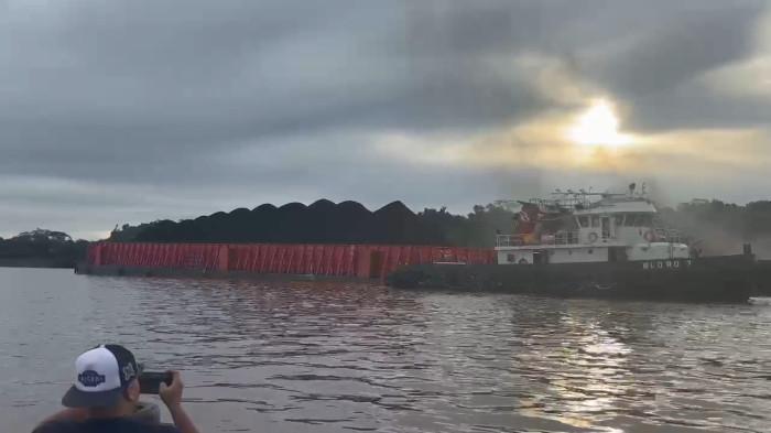JEMBATAN MAHULU DITABRAK – Penampakan kapal tongkang bermuatan penuh batubara yang menyapu dapur rumah milik warga di perairan Sungai Mahakam sisi Kecamatan Loa Janan Ilir, kemudian menabrak Jembatan Mahakam Ulu (Mahulu) pada Minggu (4/1/2026). (TRIBUNKALTIM.CO/MOHAMMAD FAIROUSSANIY)