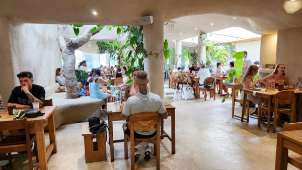 Suasana brunch cafe di Bali bernama Bread Yard yang ramai turis asing. Foto: Azalia Amadea/kumparan