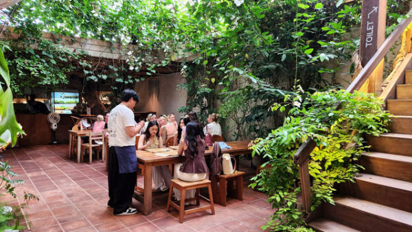 Suasana brunch cafe di Bali bernama Bread Yard yang ramai turis asing. Foto: Azalia Amadea/kumparan