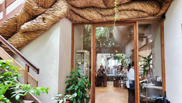 Suasana brunch cafe di Bali bernama Bread Yard yang ramai turis asing. Foto: Azalia Amadea/kumparan