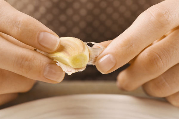 Ilustrasi makan bawang putih mentah. Foto: Shutterstock