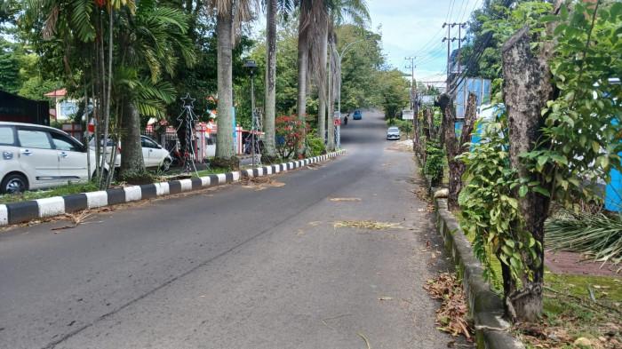 DAMPAK - Dampak cuaca ekstrem di Jalan 17 Agustus, Manado, Sulawesi Utara, Kamis