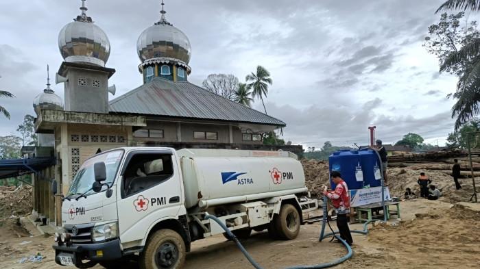 Salah satu lembaga kemanusiaan mendukung pendistribusian air bersih di lokasi bencana